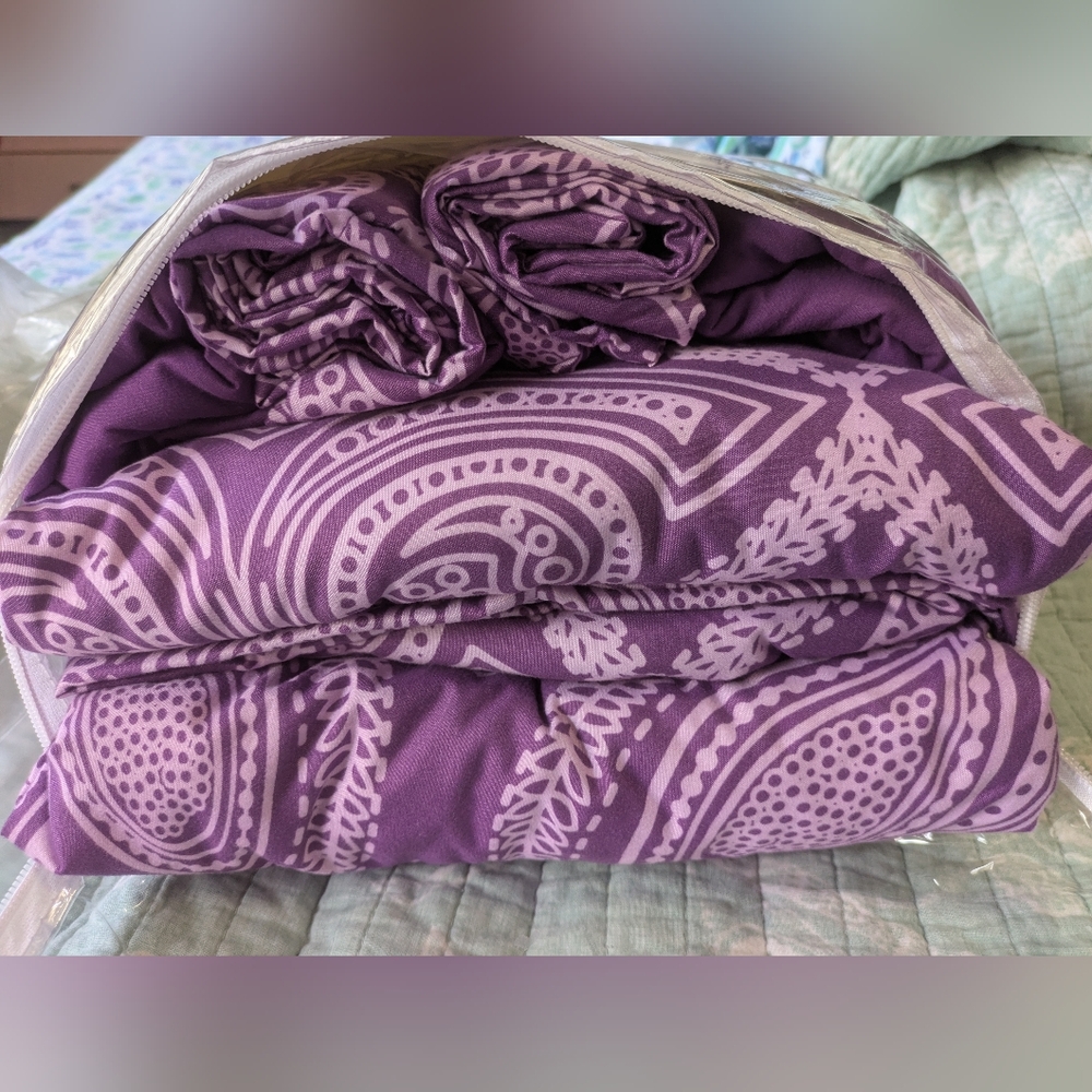 Purple Paisley King Set With 4 Pillowcases. - Picture 3 of 5